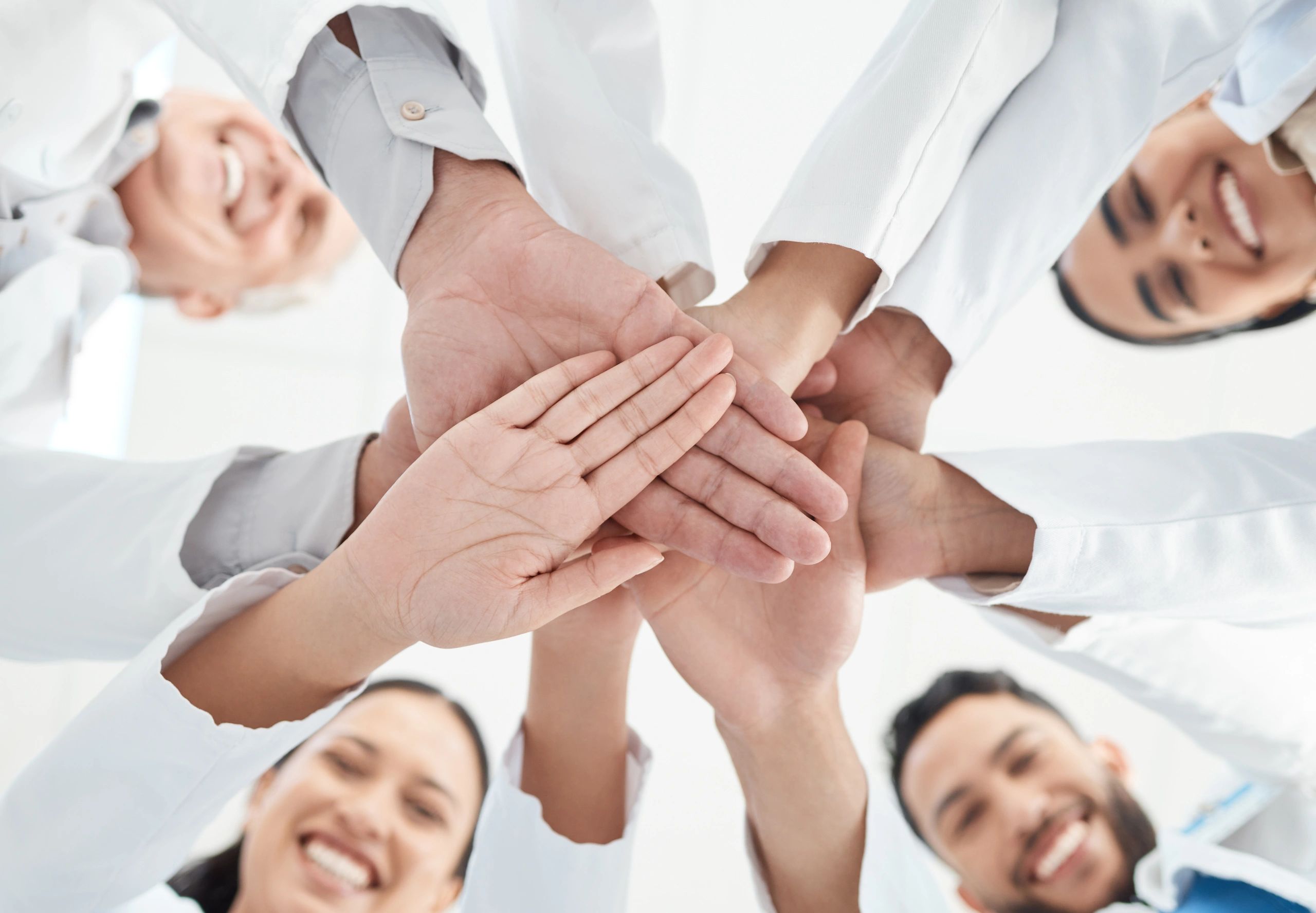 Equipo profesional de salud colaborando, imagen de apoyo para preguntas frecuentes sobre seguros de salud
